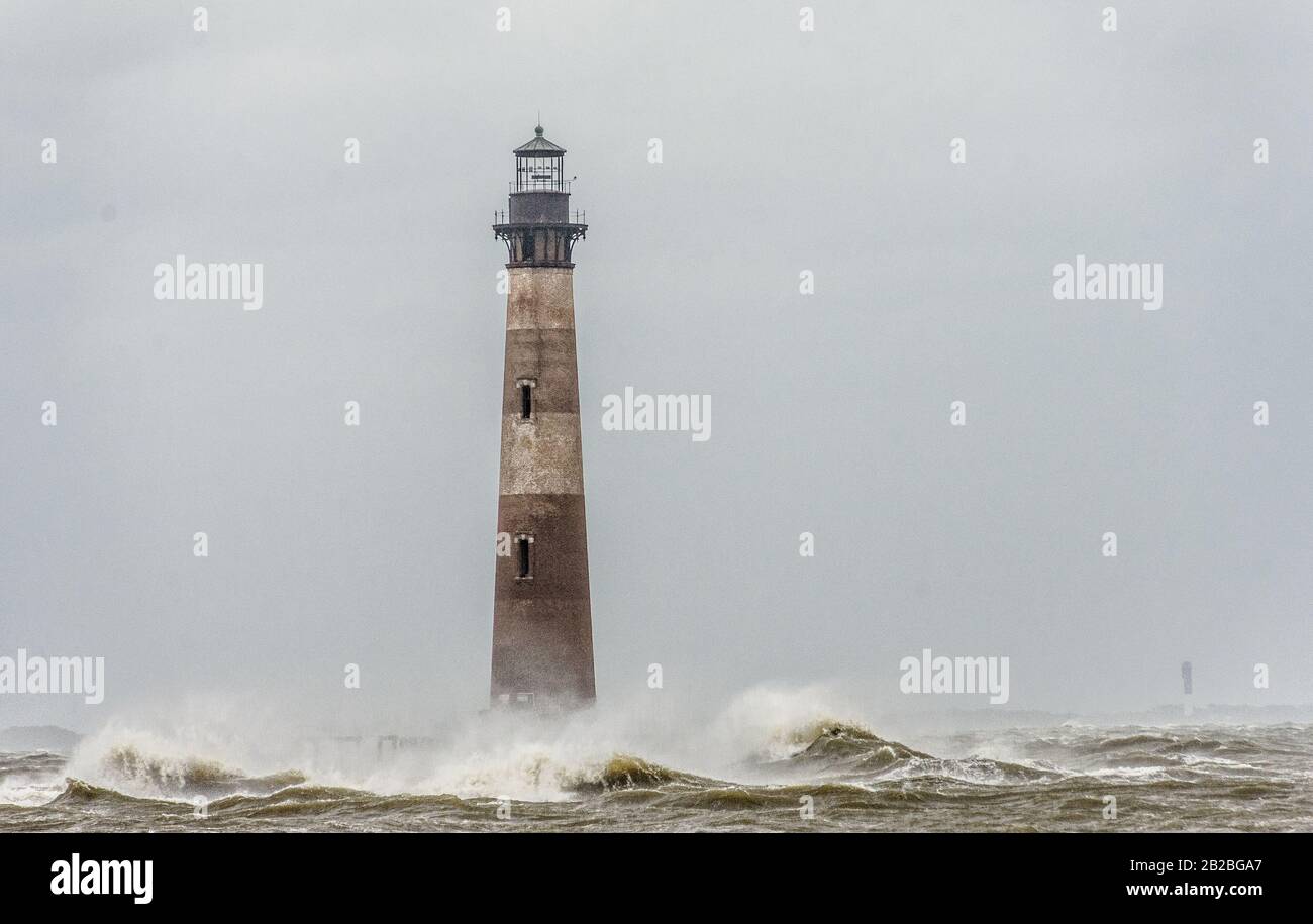 Ein näherer Sturm umschmilmt den historischen Morris Island Lighthouse in der Nähe von Charleston South Carolina. Stockfoto