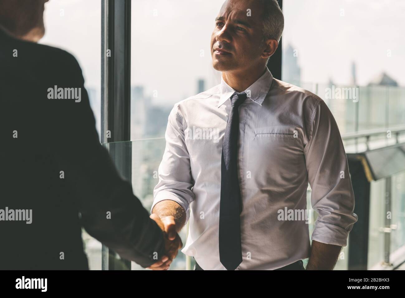 Business Partnership erfolgreiches Meeting-Konzept. Image Geschäftsmann Handshake. Geschäftsetikett. Erfolgreicher Geschäftsmann, der nach einem guten Deal mit der Hand schüttelt. Stockfoto