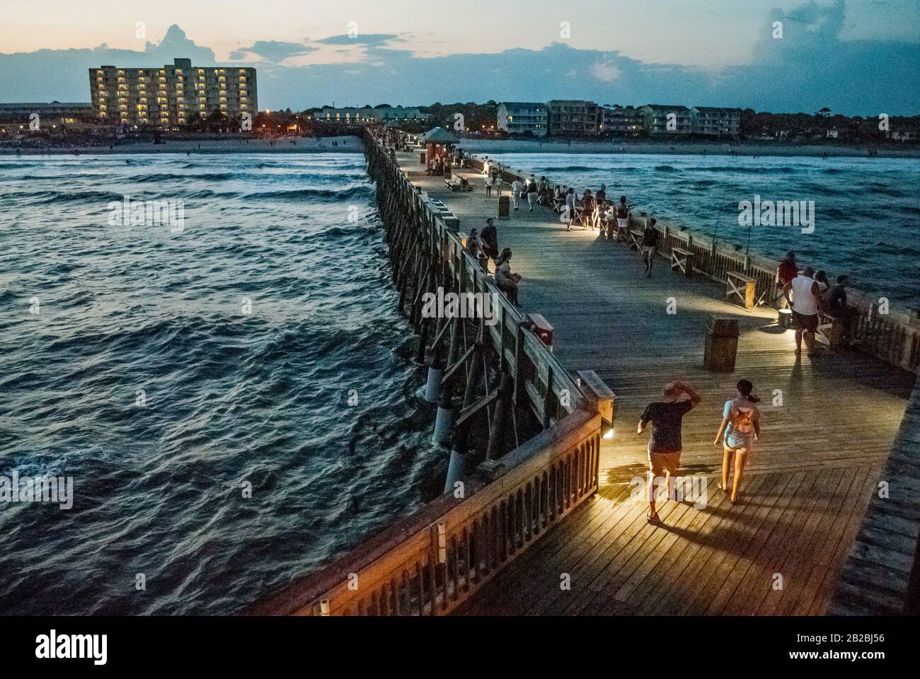 Der Pier von Folly Beach in der Nähe von Charleston South Carolina ist ein beliebtes Ziel für Touristen und Einheimische, die die Meeresbrise und den Fischfang genießen. Stockfoto