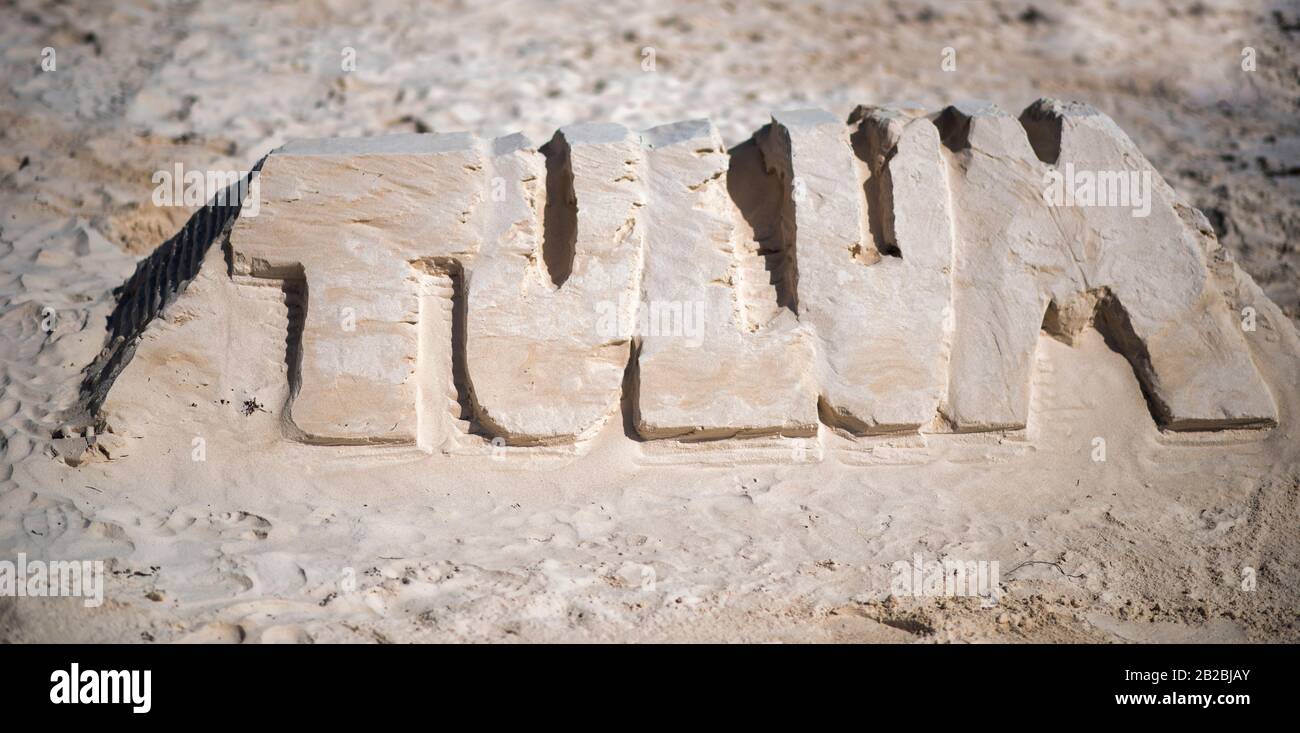 Sandstruktur am Strand. Maya-Sandburg am Strand in Tulum Stockfoto