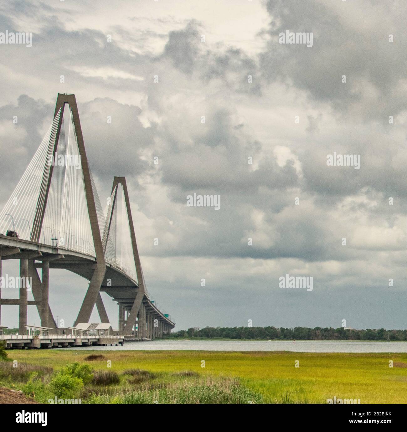 Die Arthur Ravenel Jr. Bridge verbindet Charleston und Mount Pleasant South Carolina und ist die größte Hängebrücke in Nordamerika. Stockfoto