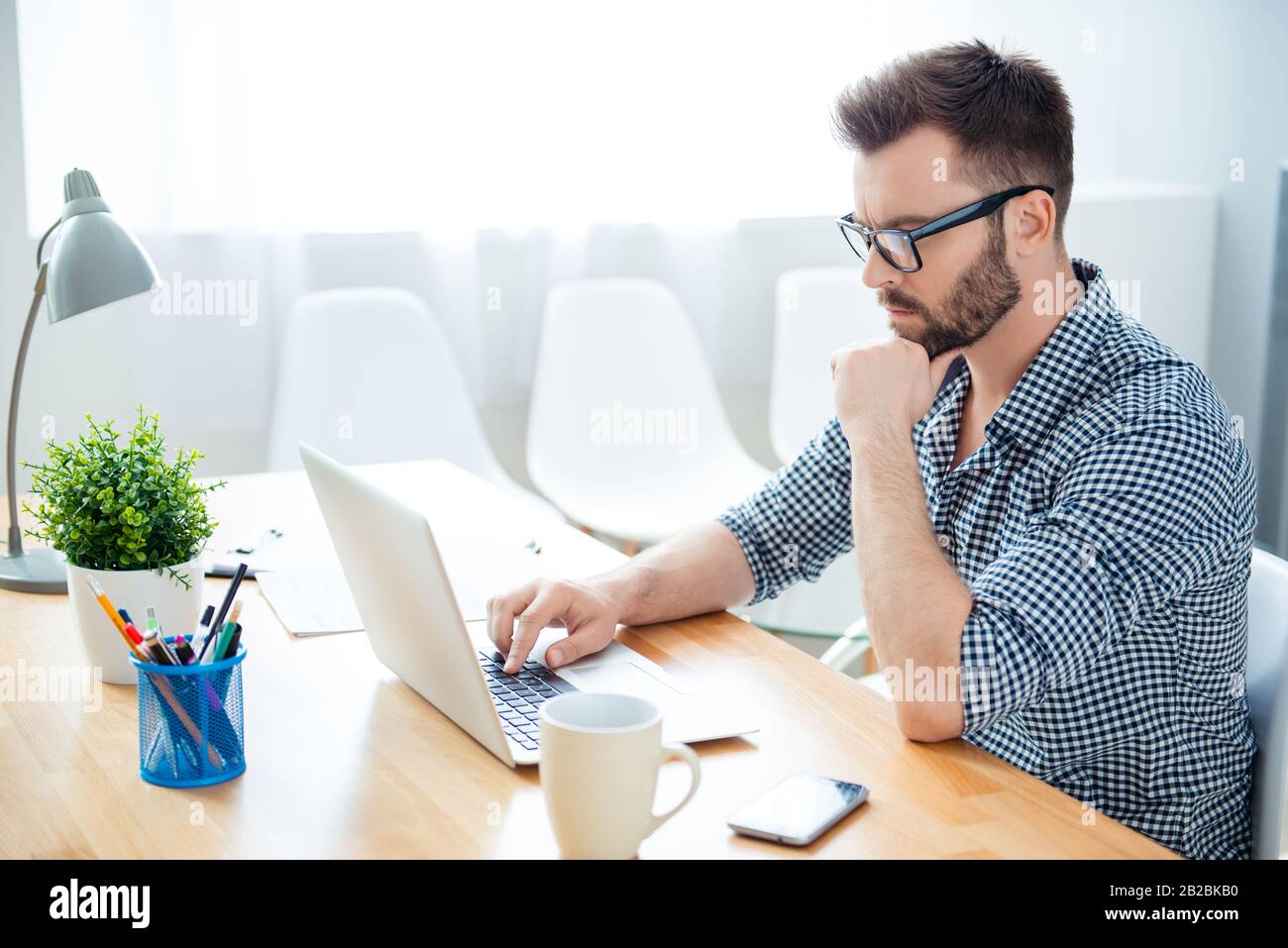Seitenansicht des konzentrierten Pondermannes, der Wege findet, um seine Probleme zu lösen Stockfoto