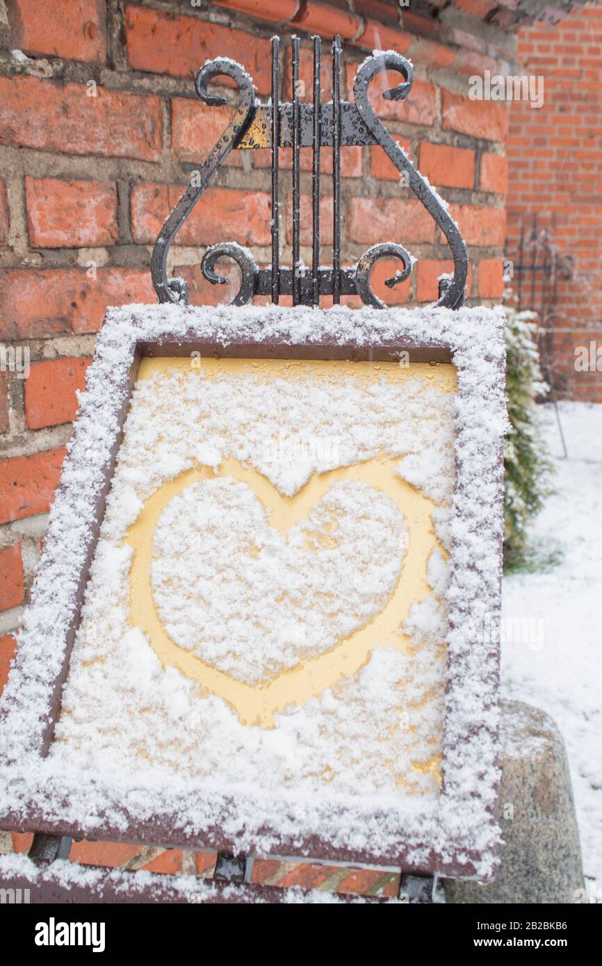 Das Symbol des Herzens, gemalt auf dem frischen weißen Schnee Stockfoto