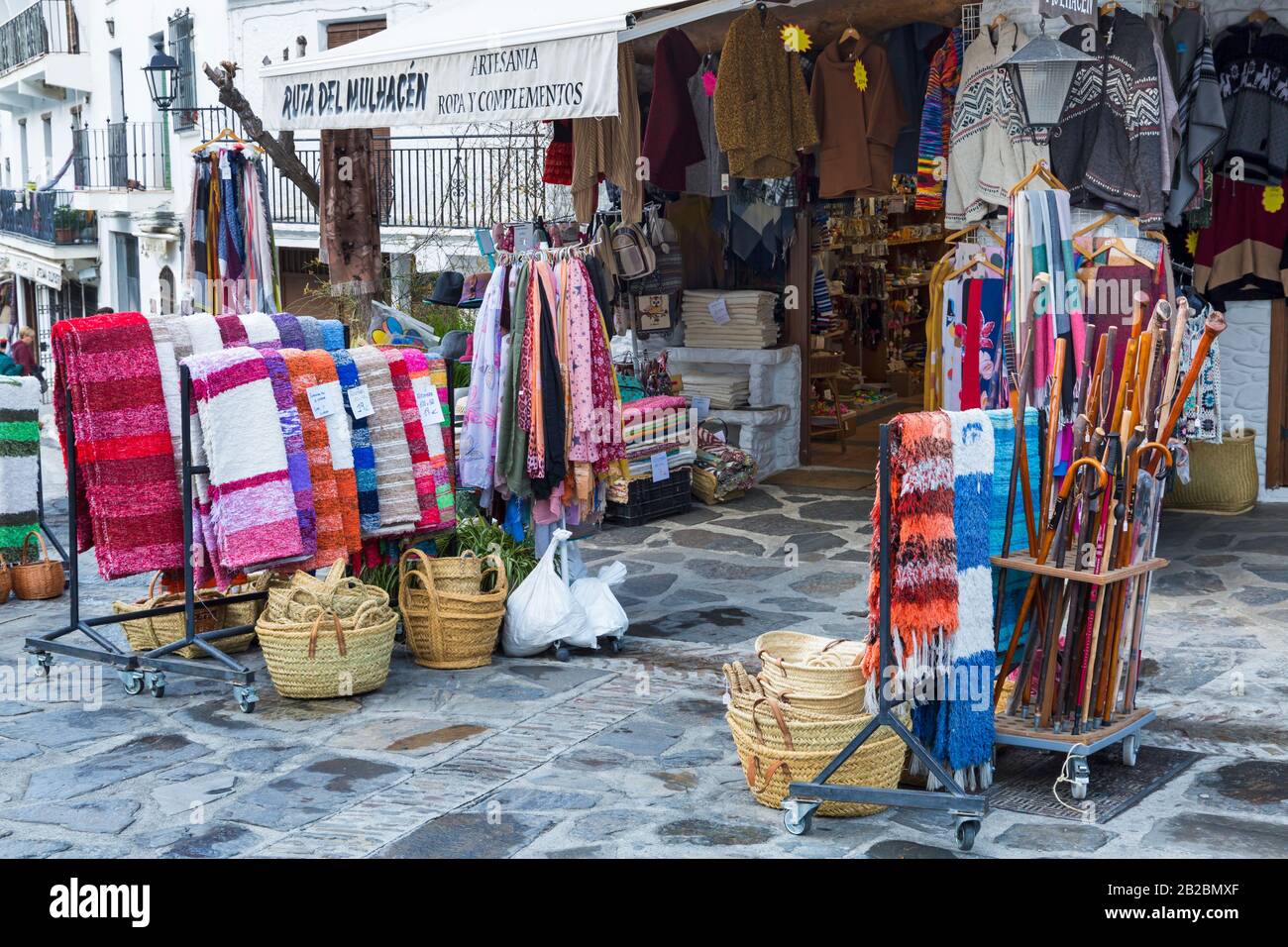 Traditionelle Teppiche und Kunsthandwerk, die im Februar in Pampaneira, Andalucia, Spanien, verkauft werden können - örtlich herangefertigtes Kunsthandwerk Stockfoto