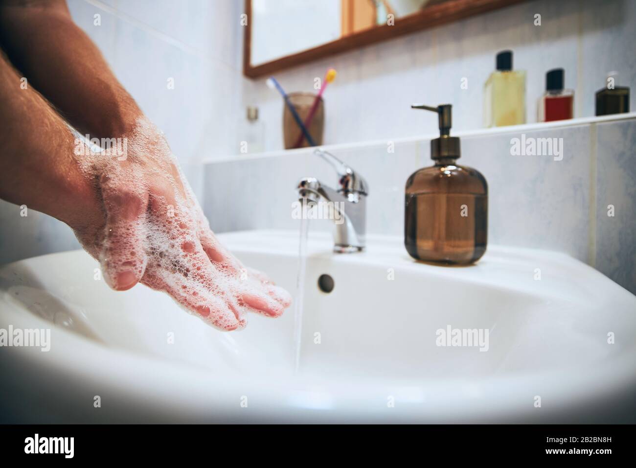 Hände im Badezimmer waschen. Gesunder Lebensstil, Hygiene und Prävention von Viren- und Bakterienkrankheiten. Stockfoto