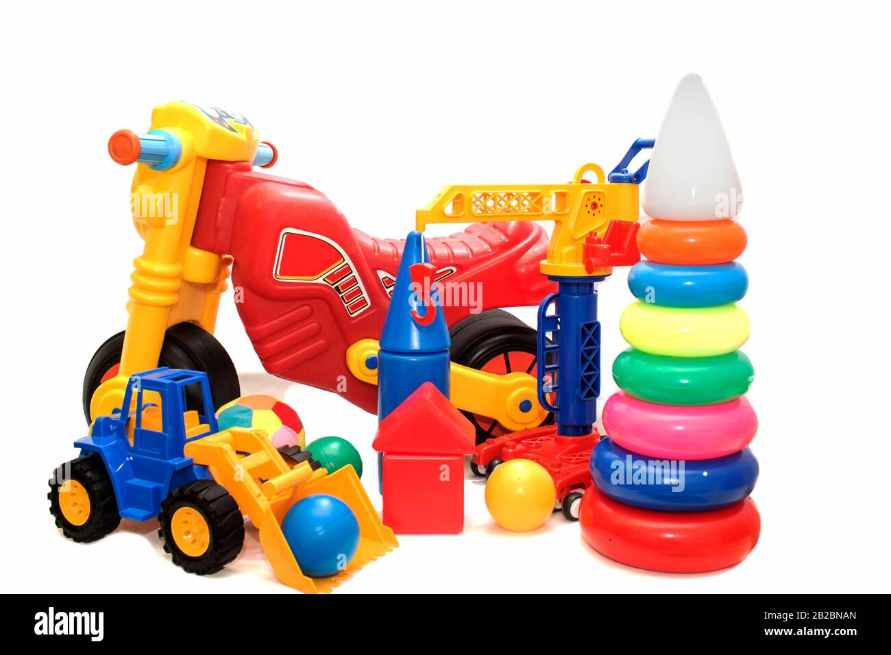 Bunte Spielzeuge auf weißem Hintergrund isoliert. Stockfoto