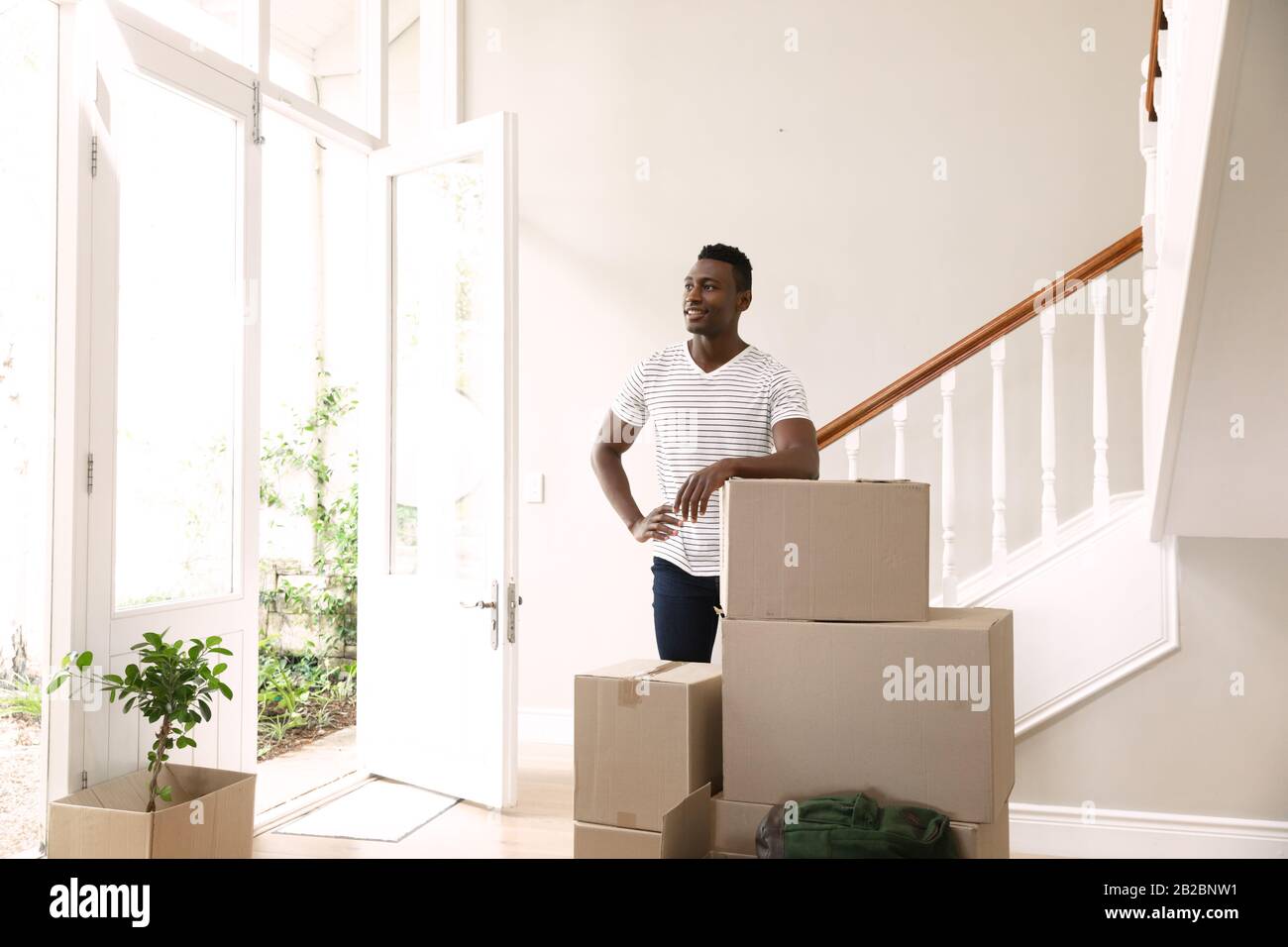 Mann zieht in ein neues Zuhause ein Stockfoto