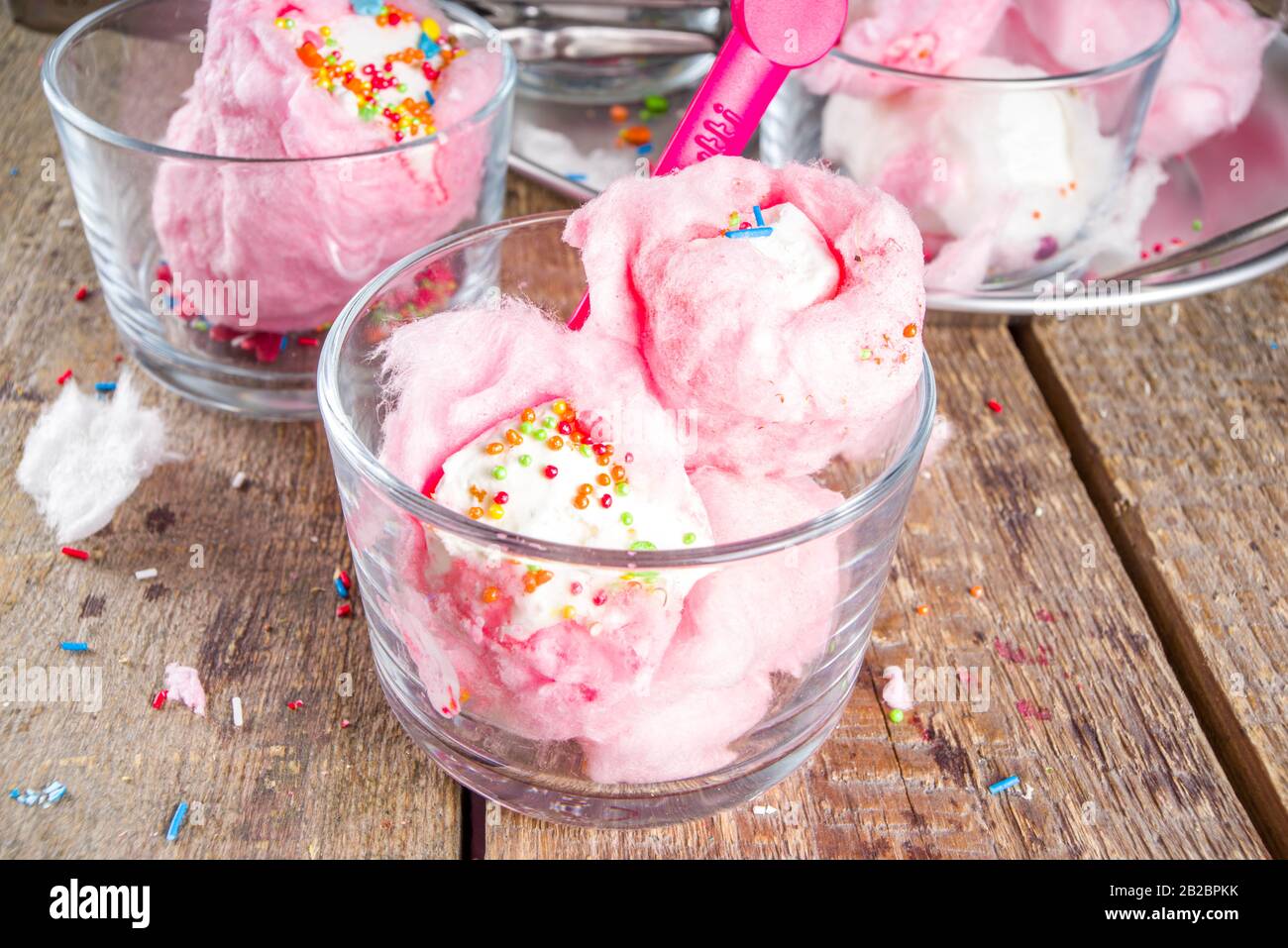 Hausgemachte Süßigkeiten-Eiscreme aus Baumwolle, auf Holzhintergrund, Kopierraum Stockfoto