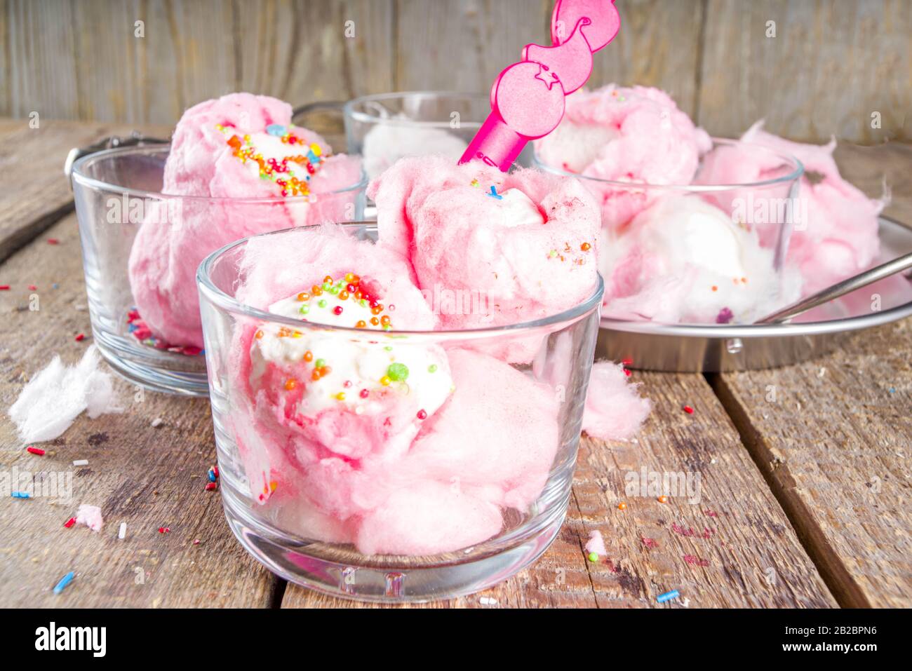 Hausgemachte Süßigkeiten-Eiscreme aus Baumwolle, auf Holzhintergrund, Kopierraum Stockfoto