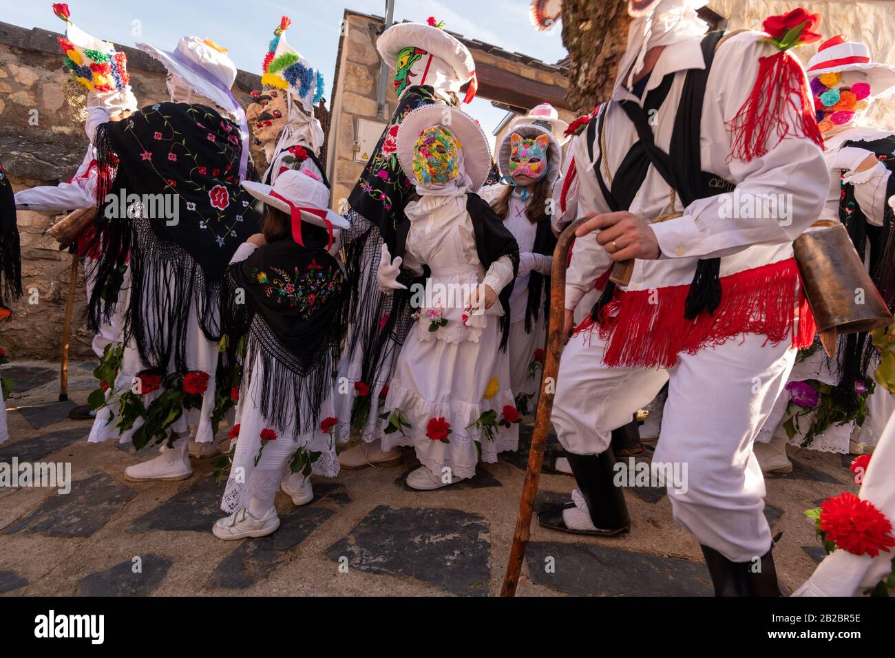 Eine Mascarita (weiblich) nimmt während der heidnischen Frühlingsfesta die Hand einer Botarga (männlich), um schlechte Geister und Dämonen abzuwehren und zur Fertiität beizutragen Stockfoto