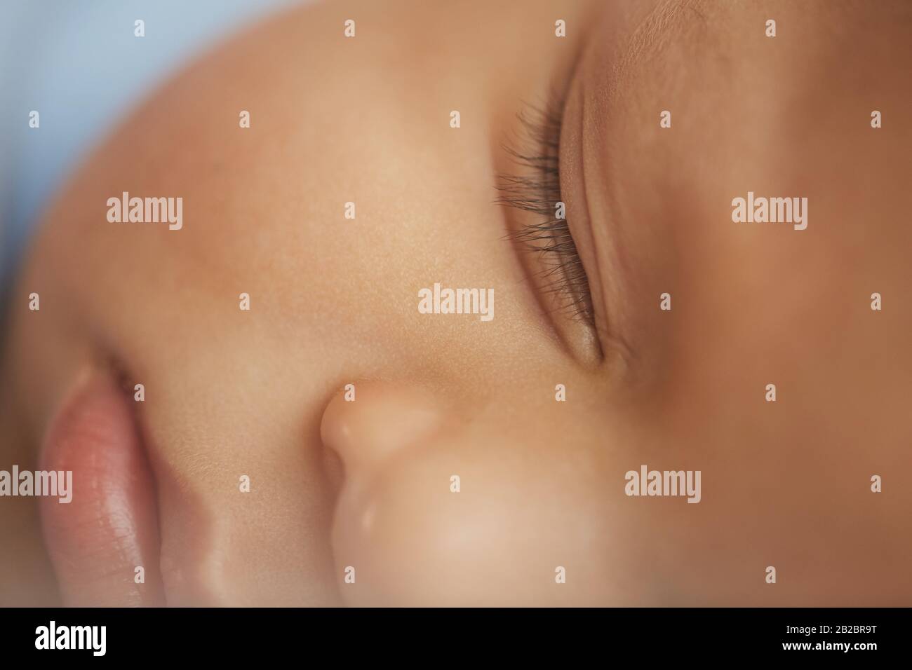 Extremeclose up Hintergrund von niedlichem Mixed-Race-Baby mit geschlossenen Augen schlafend geräuschvoll Stockfoto