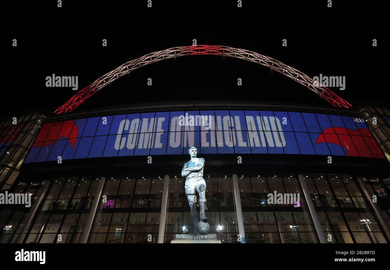 Wembley-Stadion vor dem Spiel mit dem Schild "Come on England" vor der Bobby Mooree-Statue während des Qualifikationsspiels zur UEFA Euro 2020 in Wembley, London. Stockfoto