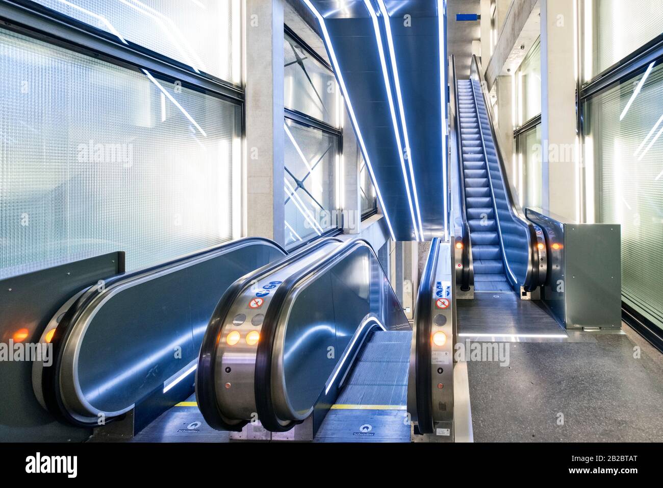 Genf/Schweiz - 02. februar 2020: Moderne Luxus-Rolltreppen mit Treppenaufgang an einem Leman-Express-Bahnhof in Genf, Schweiz Stockfoto