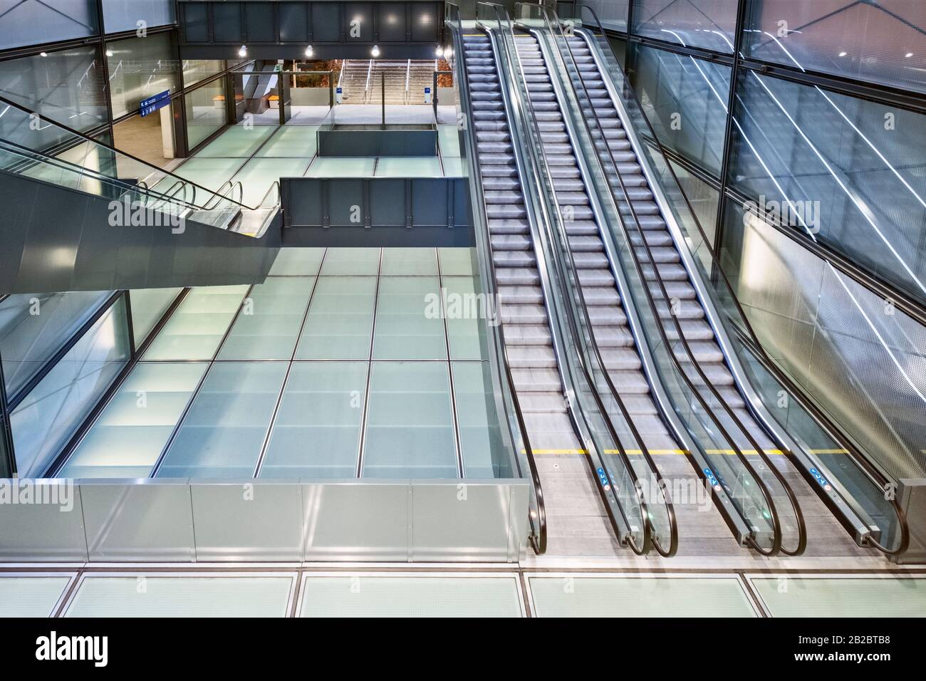 Genf/Schweiz - 02. februar 2020: Moderne Luxus-Rolltreppen mit Treppenaufgang an einem Leman-Express-Bahnhof in Genf, Schweiz Stockfoto