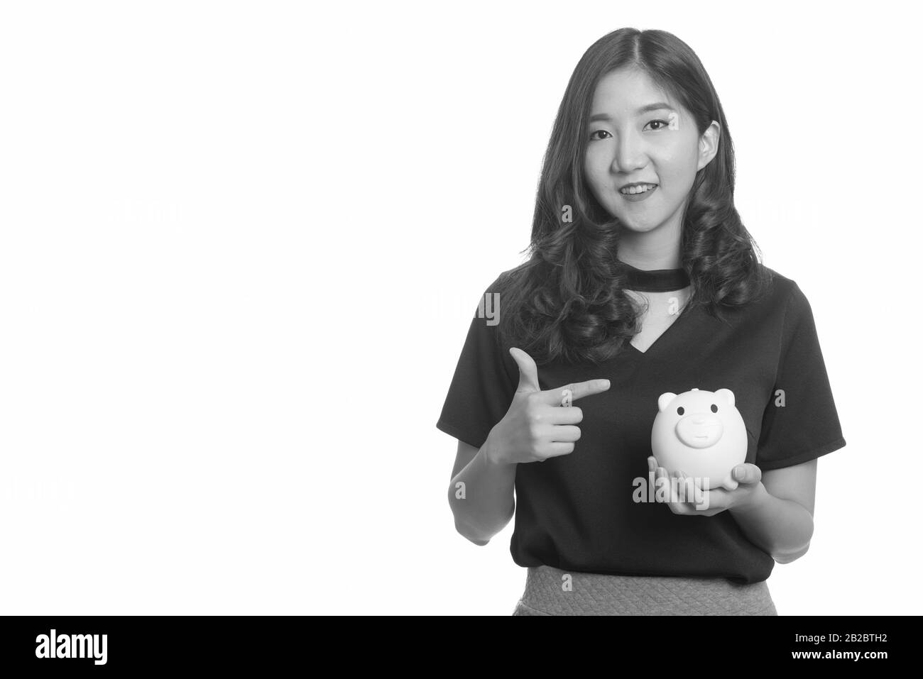 Porträt der jungen schönen asiatischen Frau in Schwarz und Weiß Stockfoto