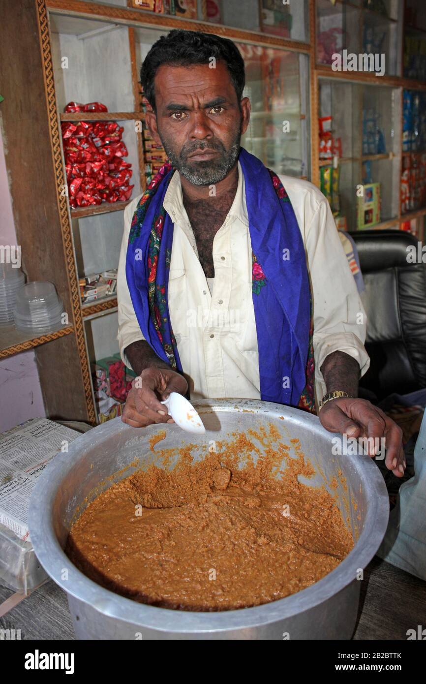 MAWA-Verkäufer in Great Rann Of Kutch, Gujarat - Mawa ist ein Milchprodukt aus Milch, das durch Erhitzen in einer offenen Eisenpfanne verdickt wird. Stockfoto