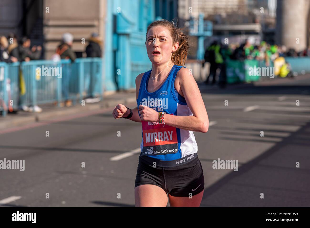 Rebecca Murray, Rennfahrin der Vitality Big Half Marathon Crossing Tower Bridge, London, Großbritannien. Stockfoto