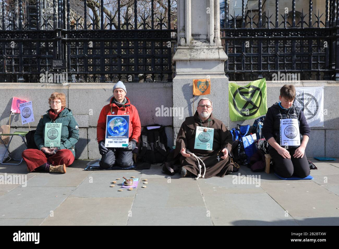 Westminster, London, Großbritannien. März 2020. Extinction Rebellion (XR) hat im Rahmen ihrer "40-Tägigen Prayer and Meditation Vigil" einen Meditations-Sit-down-Protest vor den Toren des Unterhauses veranstaltet. Christliche Klimaaktion und Auslöschung Rebellion Glaubensgemeinschaften haben sich während der Fastenzeit für 40 Tage der Aktion für den Planeten zusammengetan. Kredit: Imageplotter/Alamy Live News Stockfoto