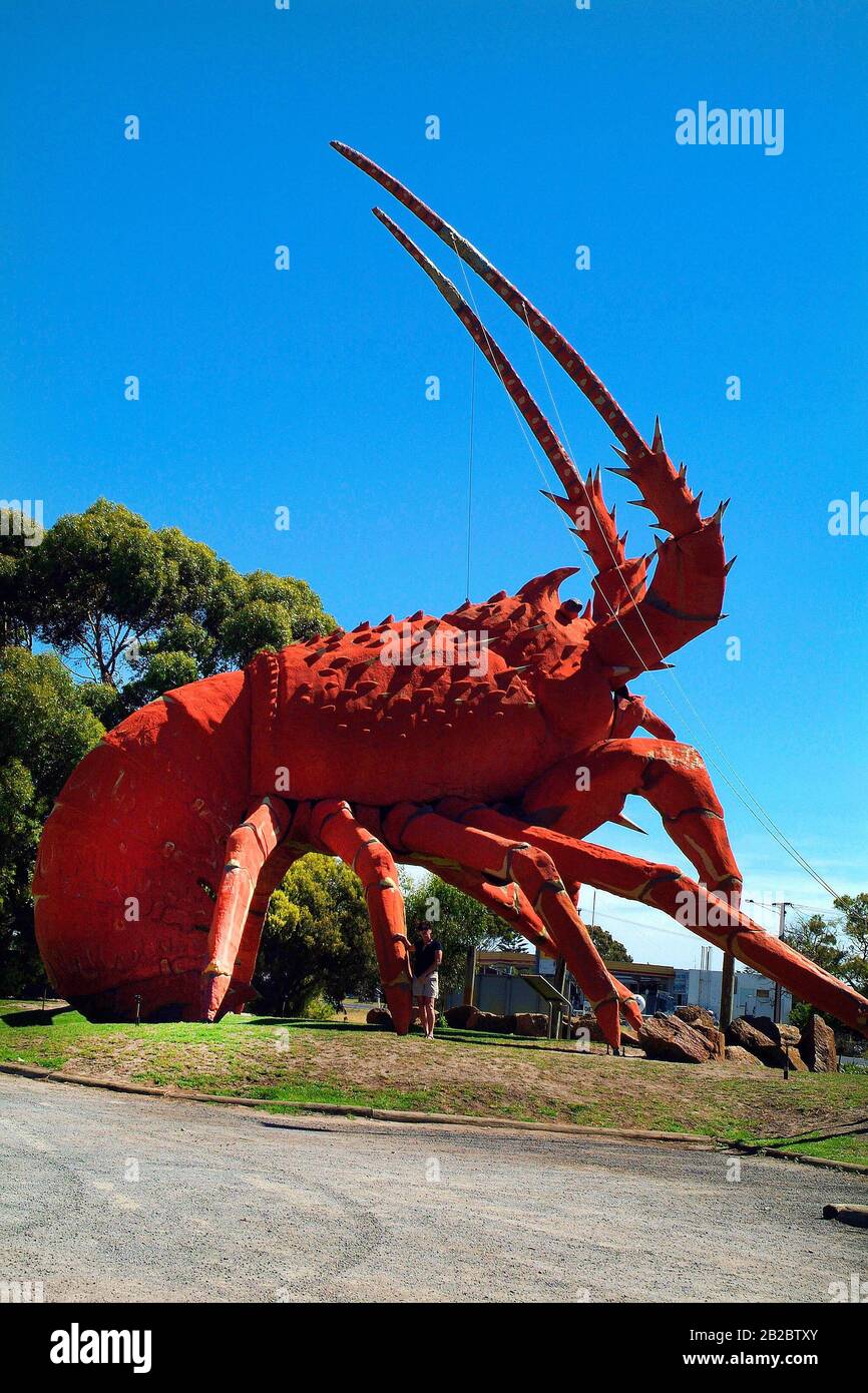 Kingston SE, Australien - 26. Januar 2008: Frau und Skulptur des Big Lobster - Wahrzeichen und Zeichen für ein Restaurant in Kingston SE Stockfoto