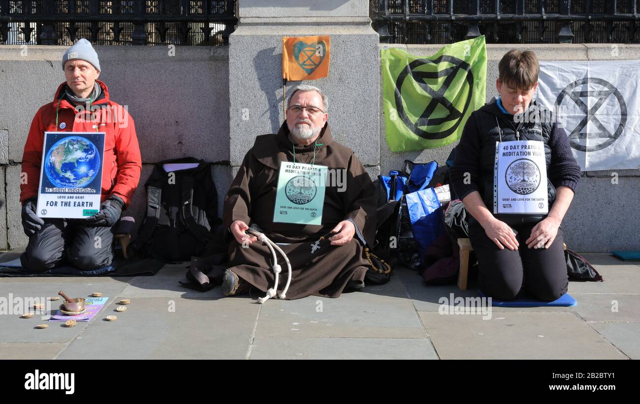Westminster, London, Großbritannien. März 2020. Extinction Rebellion (XR) hat im Rahmen ihrer "40-Tägigen Prayer and Meditation Vigil" einen Meditations-Sit-down-Protest vor den Toren des Unterhauses veranstaltet. Christliche Klimaaktion und Auslöschung Rebellion Glaubensgemeinschaften haben sich während der Fastenzeit für 40 Tage der Aktion für den Planeten zusammengetan. Kredit: Imageplotter/Alamy Live News Stockfoto
