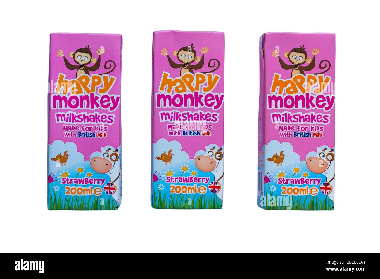Drei Kartons Mit Fröhlichen Milchshakes von Monkey für Kinder mit britischer Milch - Erdbeergeschmack auf weißem Hintergrund isoliert Stockfoto