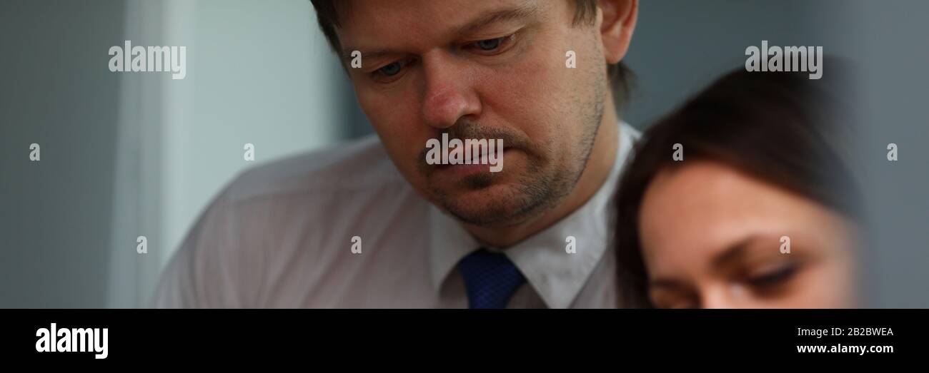 Persönliche Assistentenleiterin der Frau hört auf Chef Stockfoto