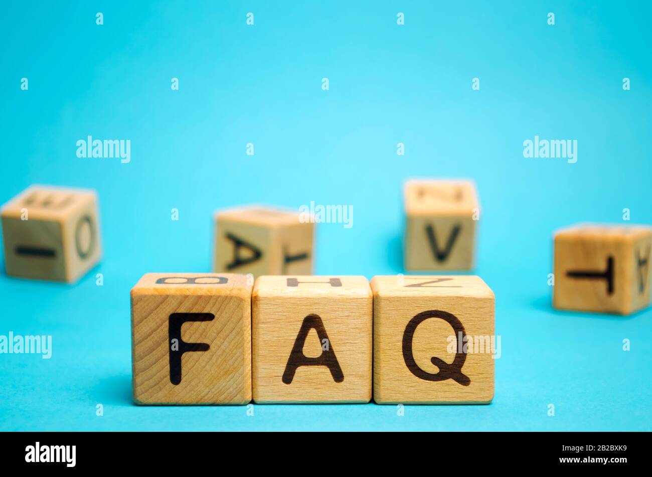 Holzblöcke mit dem Wort FAQ (häufig gestellte Fragen). Sammlung häufig gestellter Fragen zu jedem Thema und Antworten auf diese. Anweisungen Stockfoto