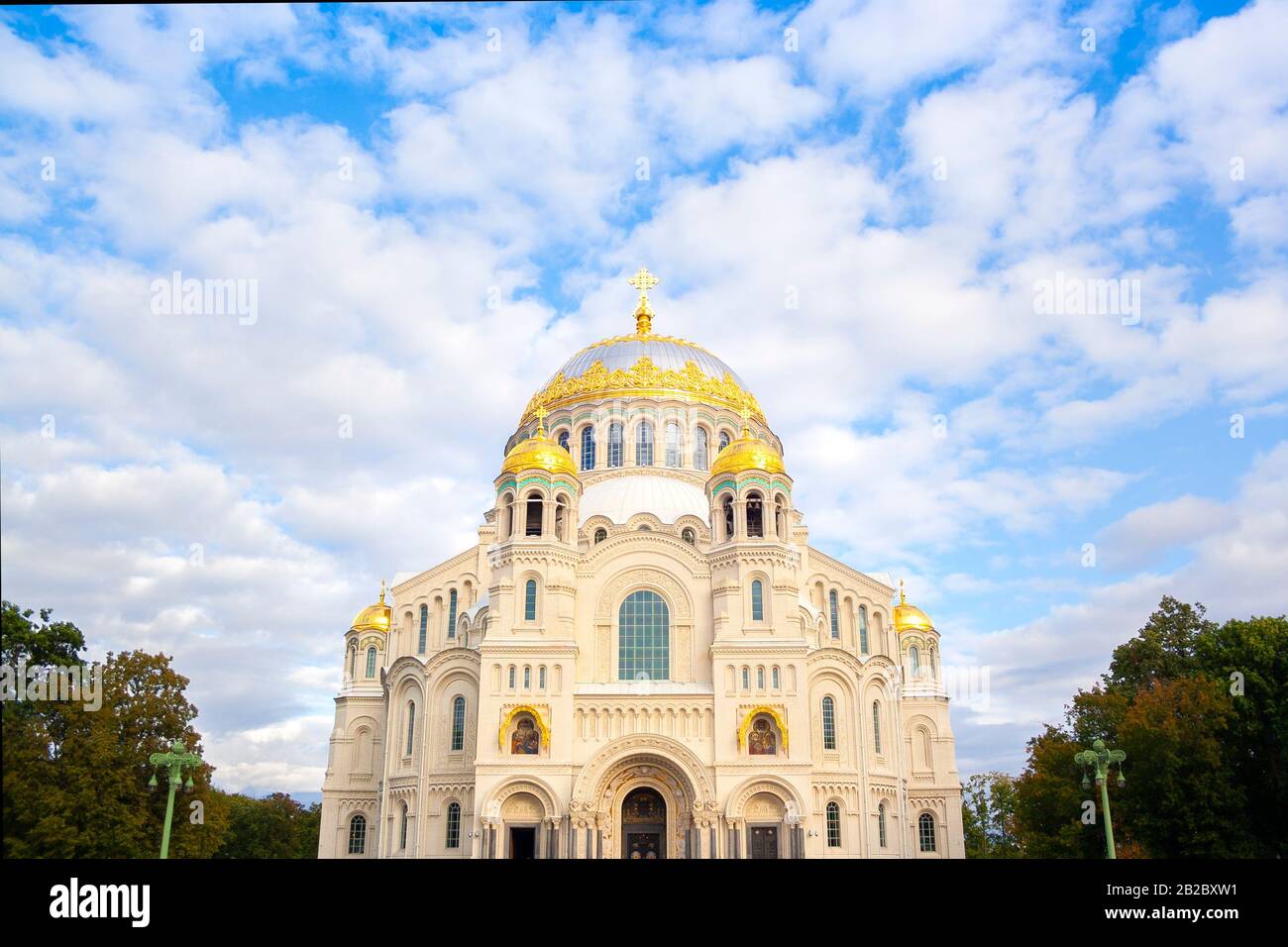 Nicholas des wonderworker Kirche am Anker Square in der Kronstädter Stadt Sankt Petersburg. Naval christlichen Kathedrale Kirche in Russland mit goldenen Kuppel, u Stockfoto