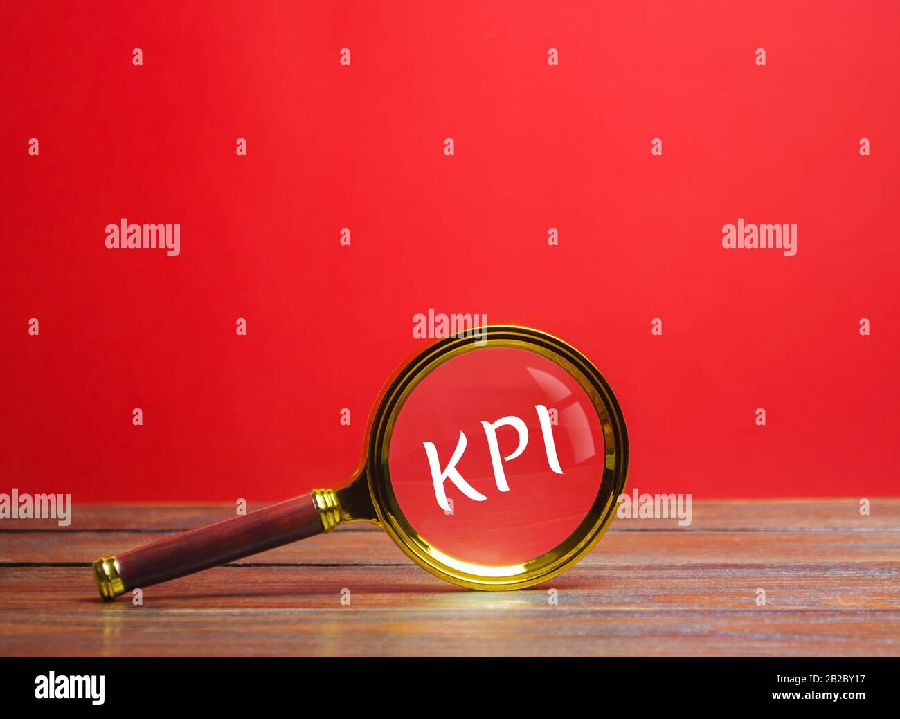 Lupe mit der Beschriftung KPI. Key Performance Indicator. Planung und Umsetzung einer Geschäftsstrategie. Kontrolle der Geschäftsaktivitäten von e Stockfoto
