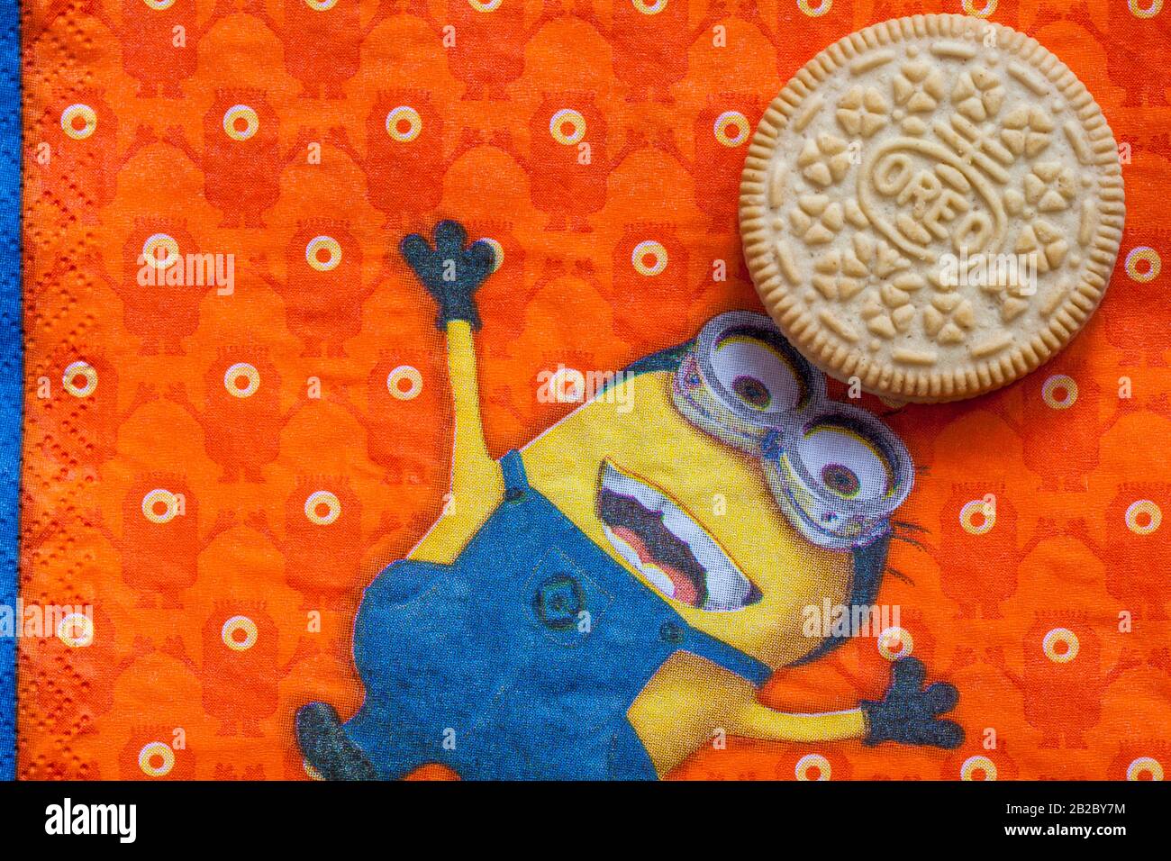 Goldene Oreo Kekse auf Serviette mit Schergen - Geschmack Minion Jonglieren mit goldenen Oreo-Keks, Sandwich Kekse mit einer Vanille-Füllung Stockfoto