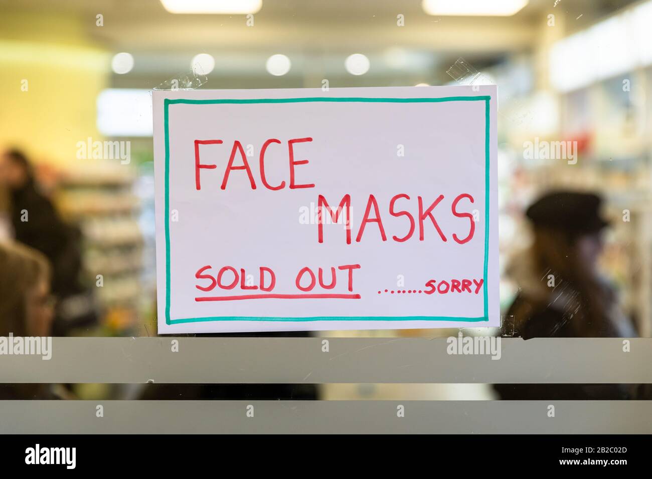 "Gesichtsmasken ausverkauft … Sorry", handschriftliches Schild im Schaufenster Stockfoto