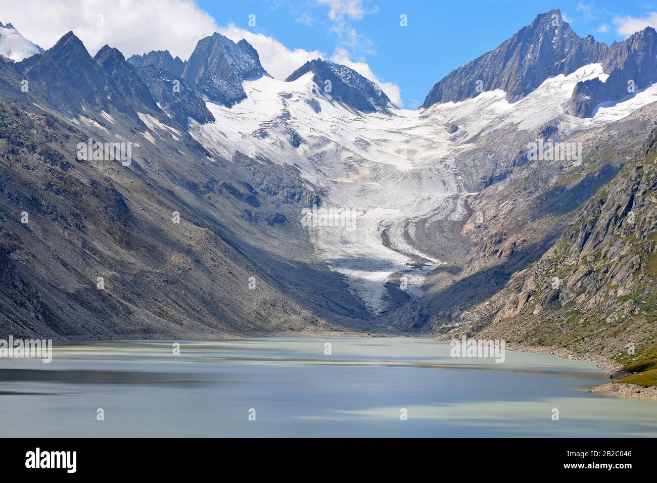 Oberaarhorn (r) und Oberaarrothorn (l) auf beiden Seiten der Oberaar Gletscher und die oberaar See in die Berner Alpen Schweiz Stockfoto