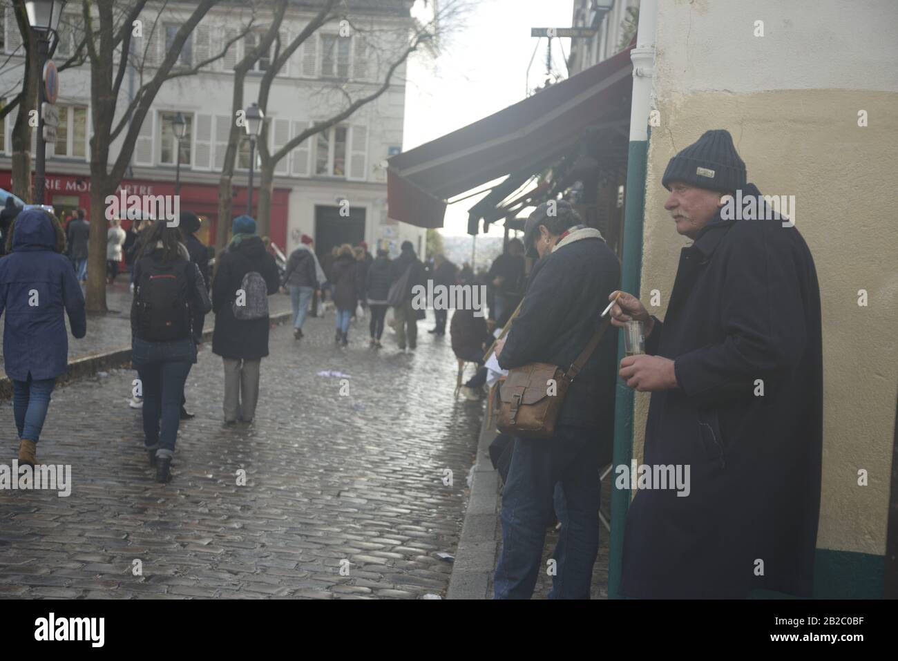 Mann mit einer Zigarette und Glas in der Hand im Künstlerviertel von Paris, Pasakdek Stockfoto