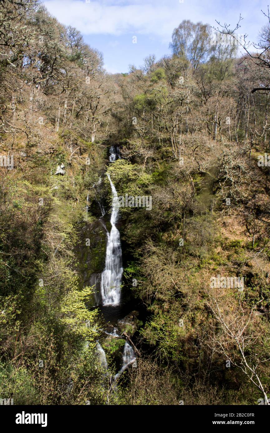 Der Black Spout Waterfall an einem sonnigen Tag, etwas außerhalb von Pitlochry, Schottland, Großbritannien Stockfoto