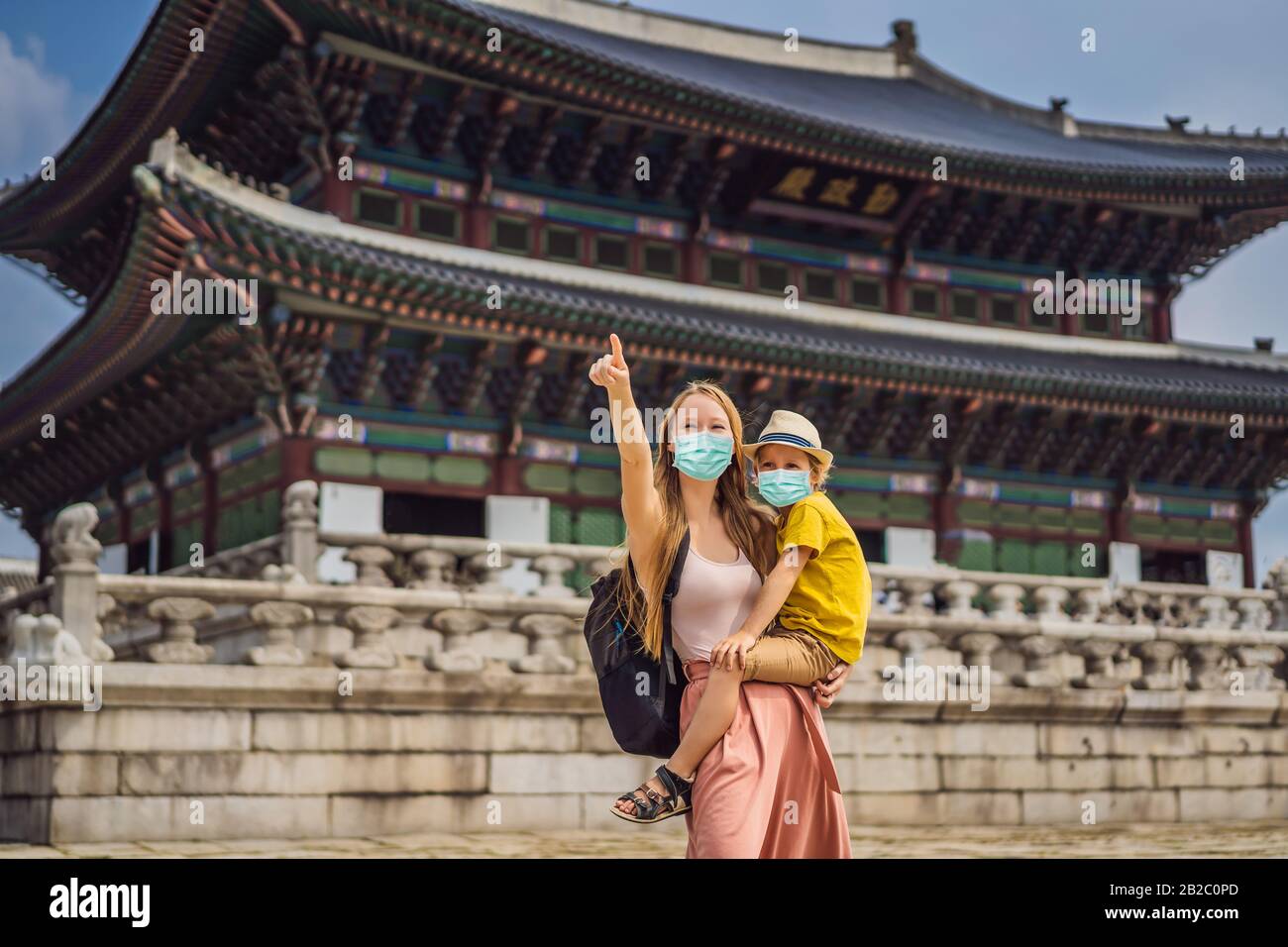 Mutter- und Sohn-Touristen in medizinischer Maske in Seoul, Südkorea. Reise nach Korea Konzept. Reisen mit Kindern konzeptionell Fürchten Touristen das 2019-ncov-Virus Stockfoto