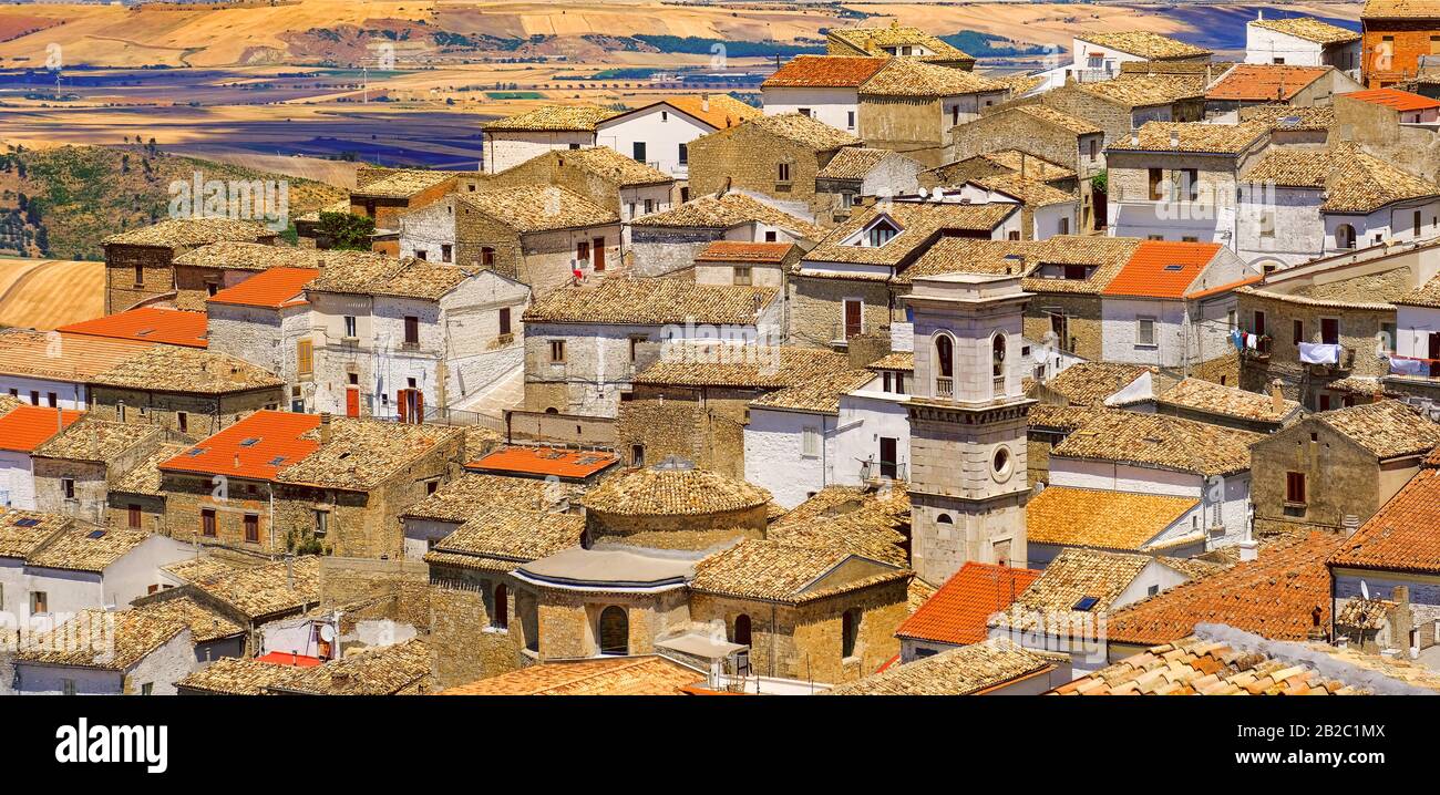 Horizontaler süditalienischer Hintergrund der strukturierten Häuser farbenfroher warmer Ton der Ortschaft Apulien von Bovino Stockfoto