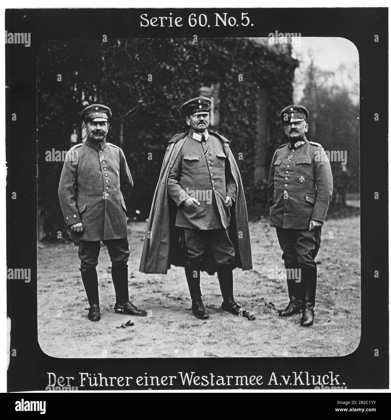 Projektion für alle - der Weltkrieg: Siegerleiche Führer Serie 60. Nr. 5. Der Führer einer Westarmee. Alexander von Kluck (1846-1934) war ein präußischer Generaloberst und Armeeoberbeschwerlicher im Ersten Weltkrieg. - die Firma "Projektion für alle" wurde 1905 von Max Skladanowsky (1861-1939) gegründet. Sie produzierte bis zum Jahre 1928 fast 100 Serien zu je 24 Glasdias im Format 8,3 x 8,3 cm im Sog. Bromsilber-Gelatin-Trockenplatten Verfahren. Die ersten Städte vor allem in den Bundesländern, Länder aber auch Märchen und Sagen, das alte Testament und der Erste Weltkrieg. Stockfoto