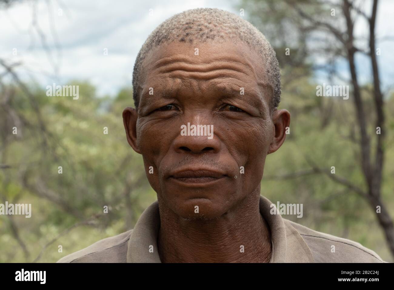 Ein Porträt eines Ju/'hoansi-Jäger-Sammlerers im Kalahari-Becken, Namibia. Stockfoto