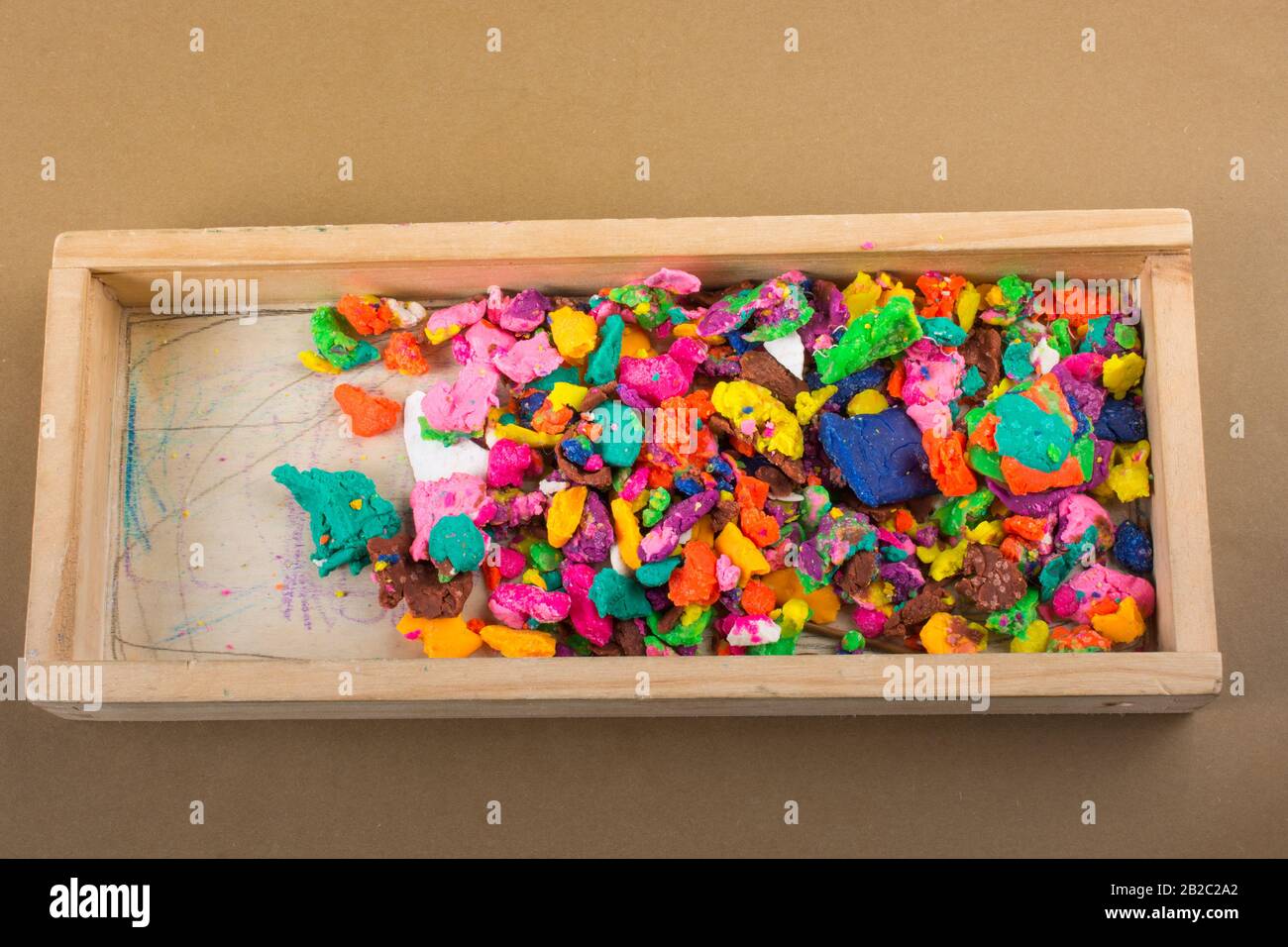 Trockene bunte Knete in kleine Stücke Stockfoto