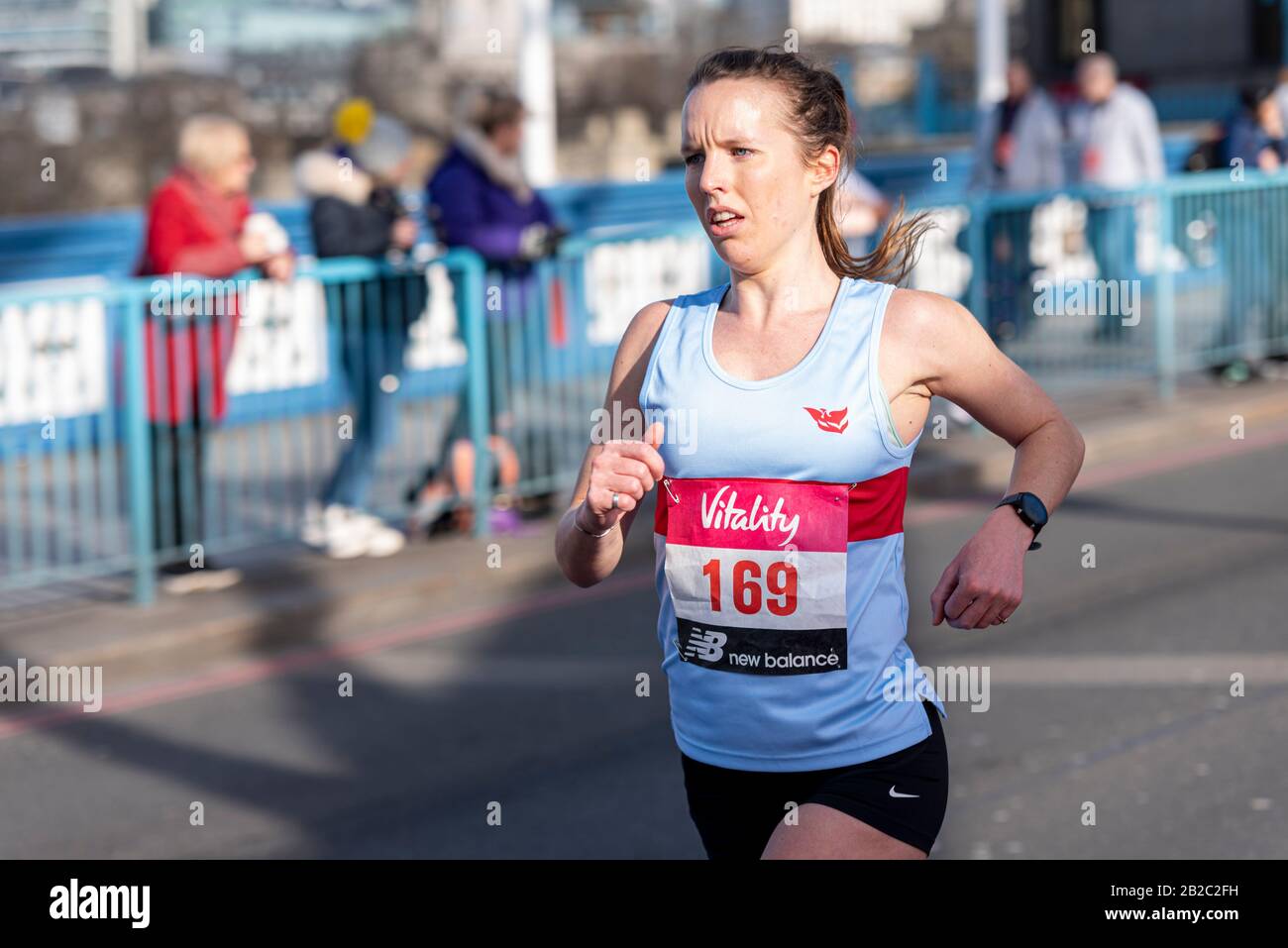 Melanie Wilkins, Rennfahrerin im Vitality Big Half Marathon Crossing Tower Bridge, London, Großbritannien. Stockfoto