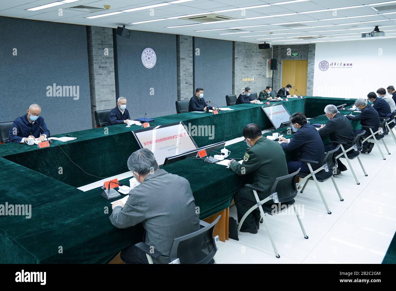 Peking, China. März 2020. Der chinesische Präsident Xi Jinping, auch Generalsekretär des Zentralkomitees der Kommunistischen Partei Chinas und Vorsitzender der zentralen Militärkommission, leitet ein Symposion an der School of Medicine der Tsinghua Universität in Peking, Hauptstadt Chinas, am 2. März 2020. Kredit: Xinhua/Alamy Live News Stockfoto