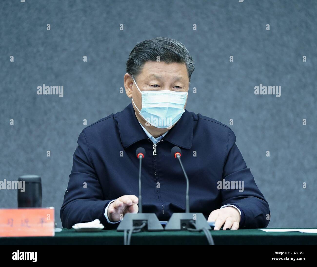 Peking, China. März 2020. Der chinesische Präsident Xi Jinping, auch Generalsekretär des Zentralkomitees der Kommunistischen Partei Chinas und Vorsitzender der zentralen Militärkommission, leitet ein Symposion an der School of Medicine der Tsinghua Universität in Peking, Hauptstadt Chinas, am 2. März 2020. Kredit: Xinhua/Alamy Live News Stockfoto