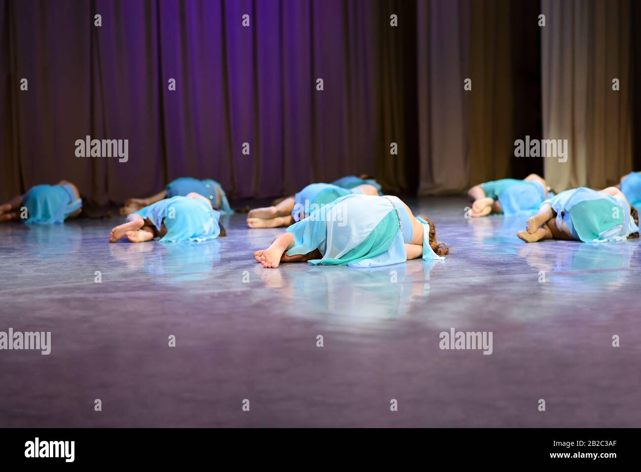 Tänzerinnen liegen auf der Bühne, dramatischer Tanz. Stockfoto