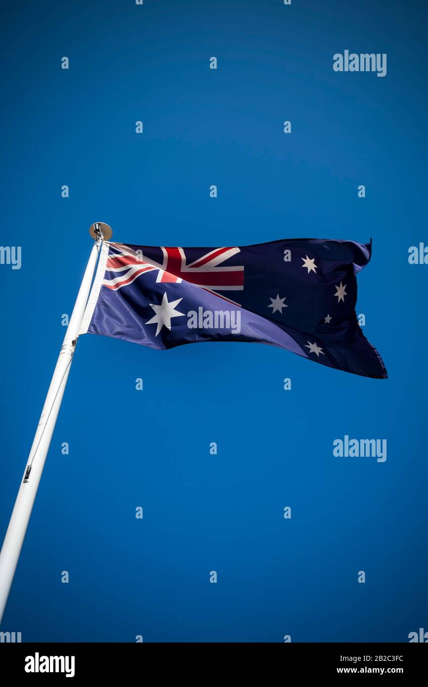 Australische Flagge, die gegen klaren blauen Himmel fliegt Stockfoto