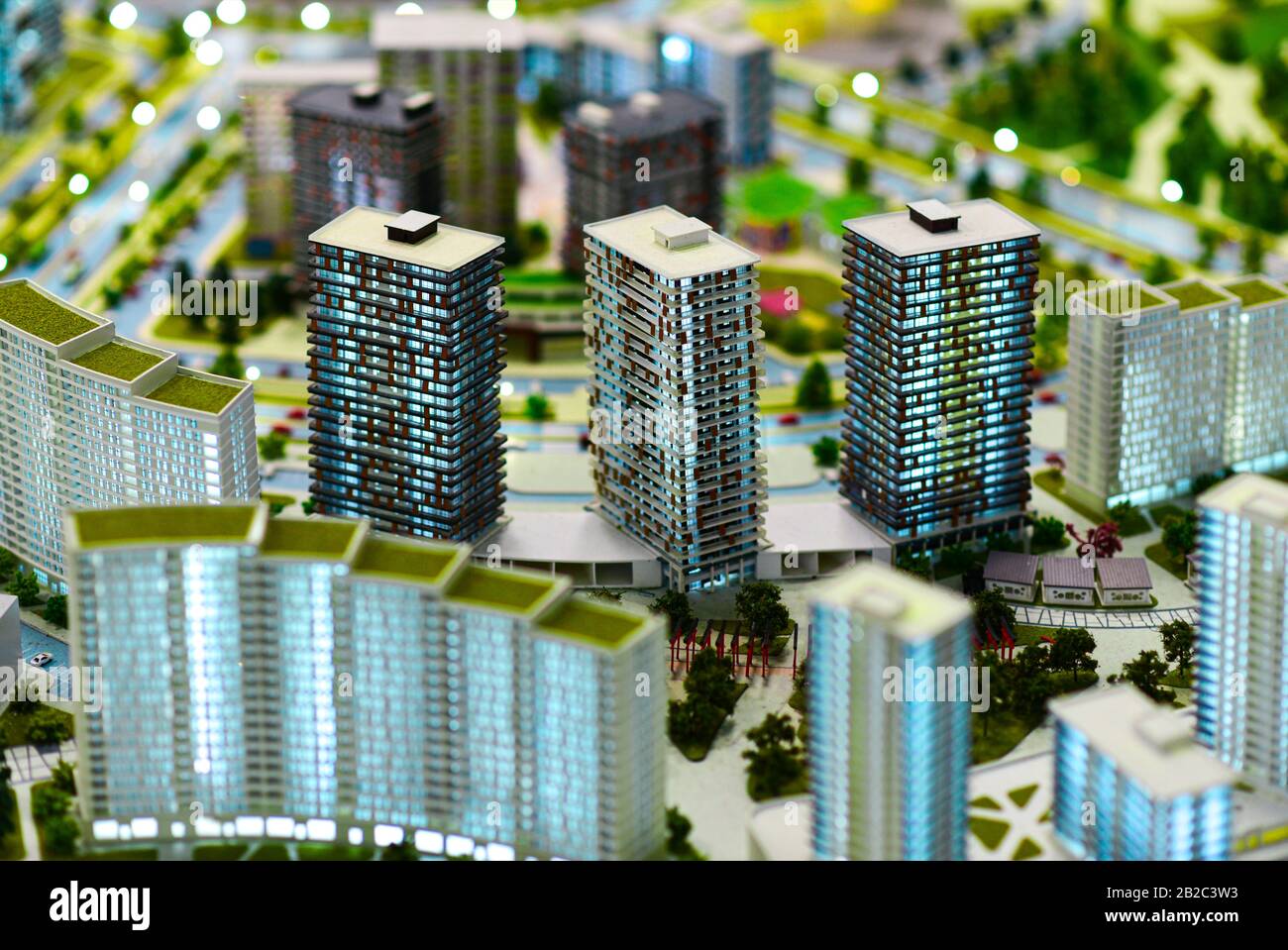 Miniaturmodell einer modernen grünen Stadt. Stockfoto