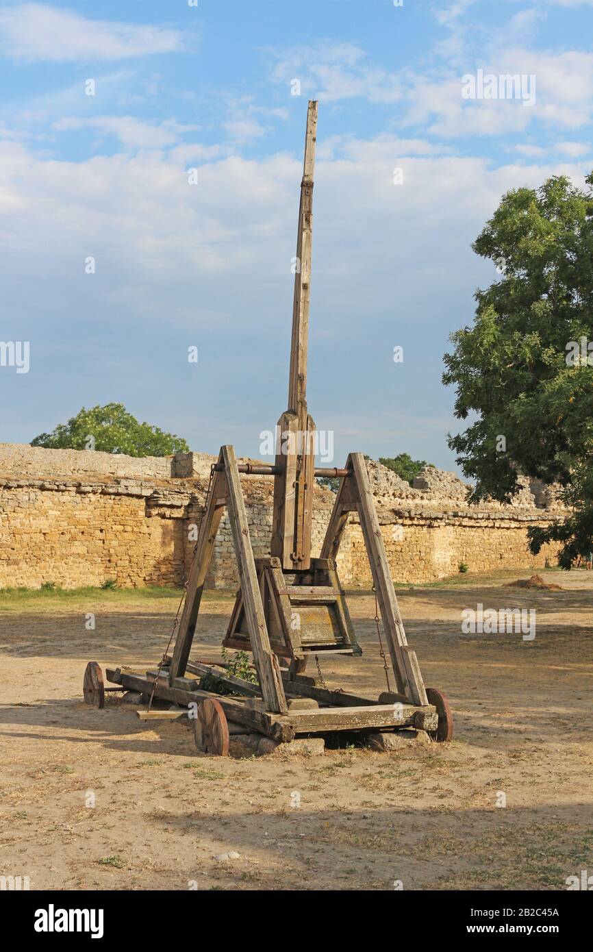 Trebuchet. Uraltes Holzkatapult zur Zerstörung der Burgmauern Stockfoto