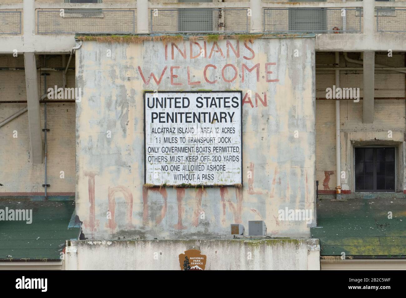 Das Alcatraz Federal Penitentiary auf Alcatraz Island in der San Francisco Bay, Kalifornien, USA. Das Gefängnis verjagte einst den amerikanischen Gangster Al Capone. Stockfoto