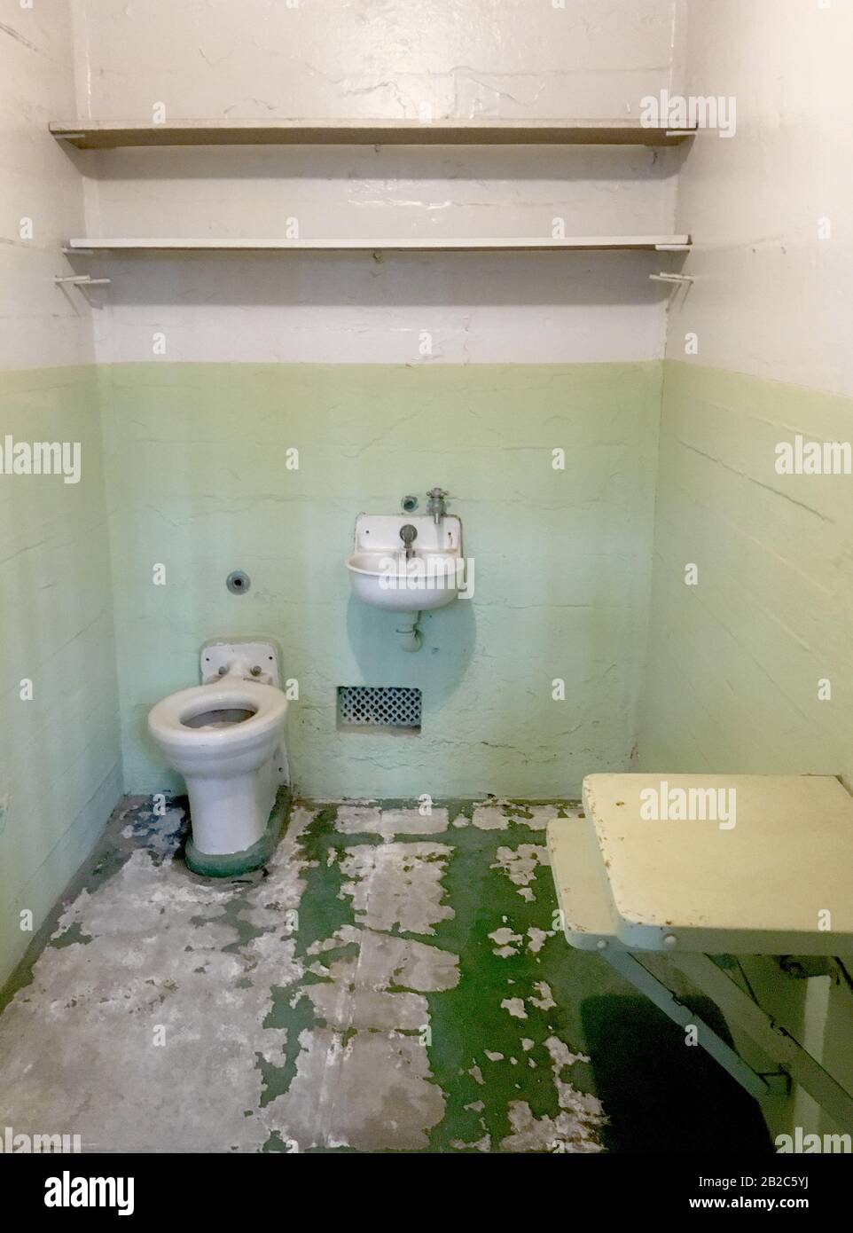 Das Alcatraz Federal Penitentiary auf Alcatraz Island in der San Francisco Bay, Kalifornien, USA. Das Gefängnis verjagte einst den amerikanischen Gangster Al Capone. Stockfoto