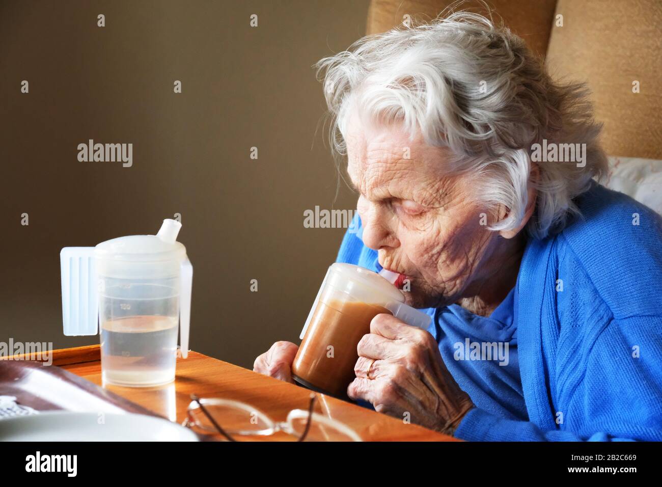 Porträt einer alten, an Demenz leidenden Dame - John Gollop Stockfoto
