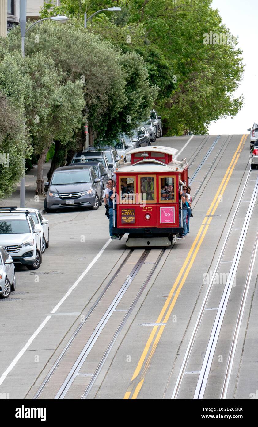 San Francisco Municipal Railway, Muni Cable Car fährt auf einer steilen Straße in San Francisco, Kalifornien, Vereinigte Staaten von Amerika. Stockfoto